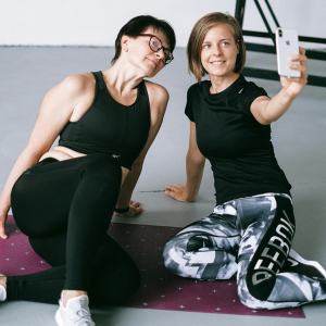 2 amigas tirando selfie na academia.