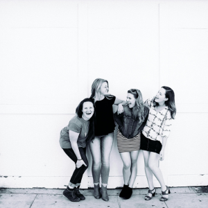 Mulheres (amigas) acima dos 30 anos se abraçando e rindo.