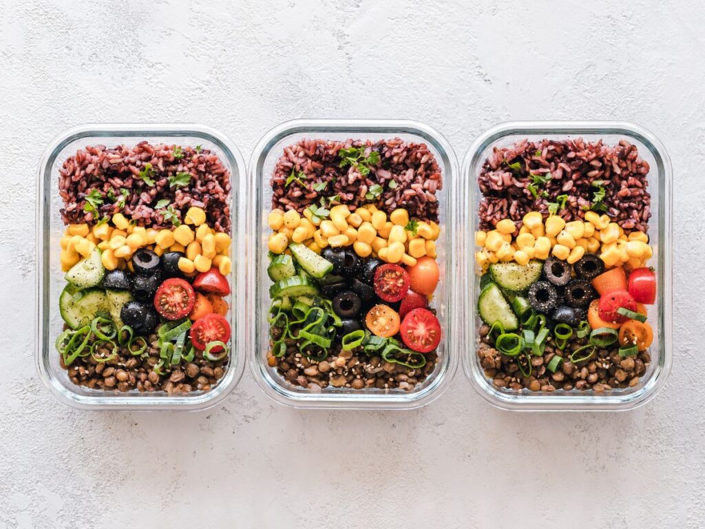 priorize-alimentos-naturais-guia-completo-para-você-emagrecer-e-manter-se-saudável.jpg priorize alimentos naturais. guia completo para você emagrecer e manter-se saudável, 3 marmitas com feijão vegetais, e arroz integral